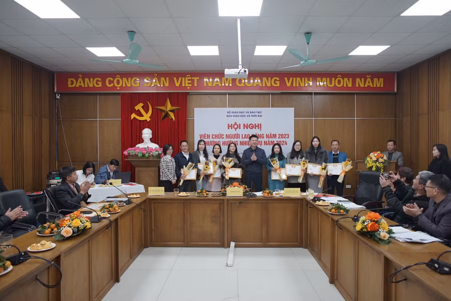 Trao thưởng cho các cá nhân đạt danh hiệu Công đoàn viên xuất sắc năm 2023.