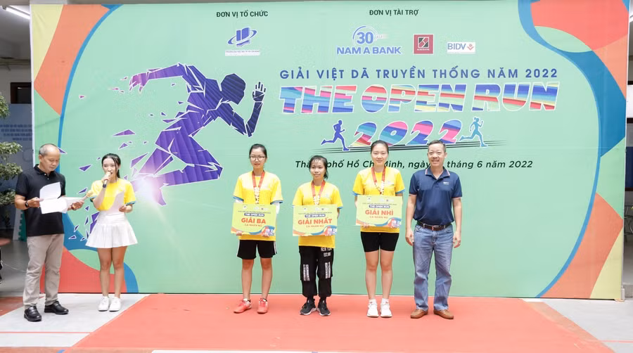 Các thí sinh nữ đạt giải cao khi hoàn thành giải