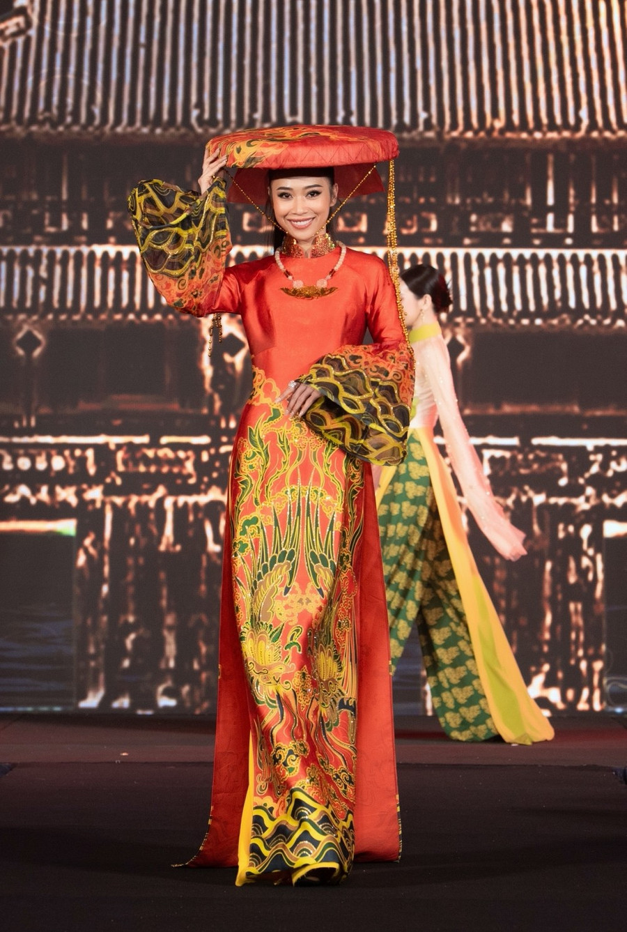 Người đẹp Nguyên Thảo.