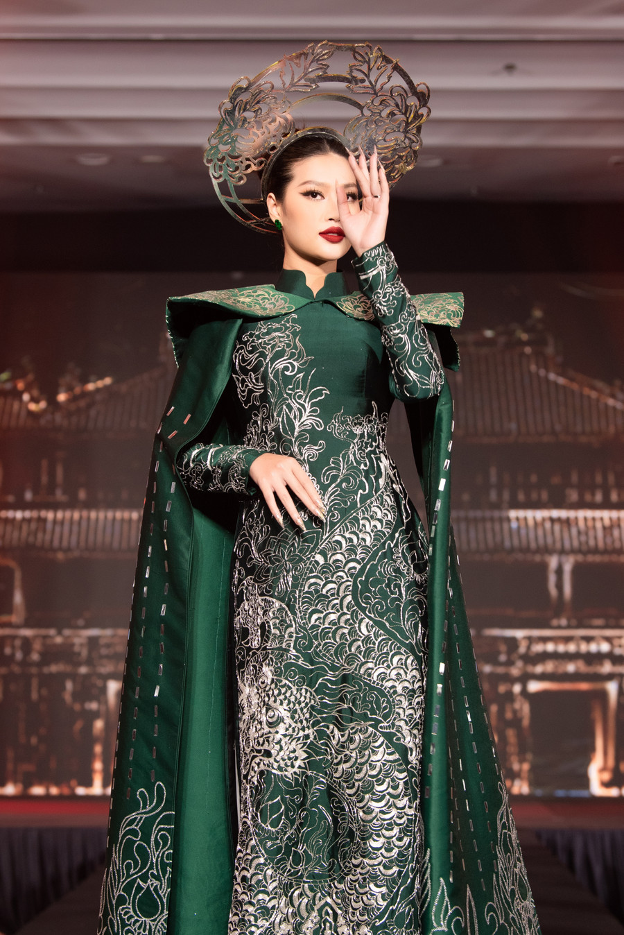 Miss Grand Vietnam 2022 Đoàn Thiên Ân mở màn với chiếc áo dài màu xanh, chất liệu lụa tơ tằm, gấm, nhung được thêu và đính kết tỉ mỉ.