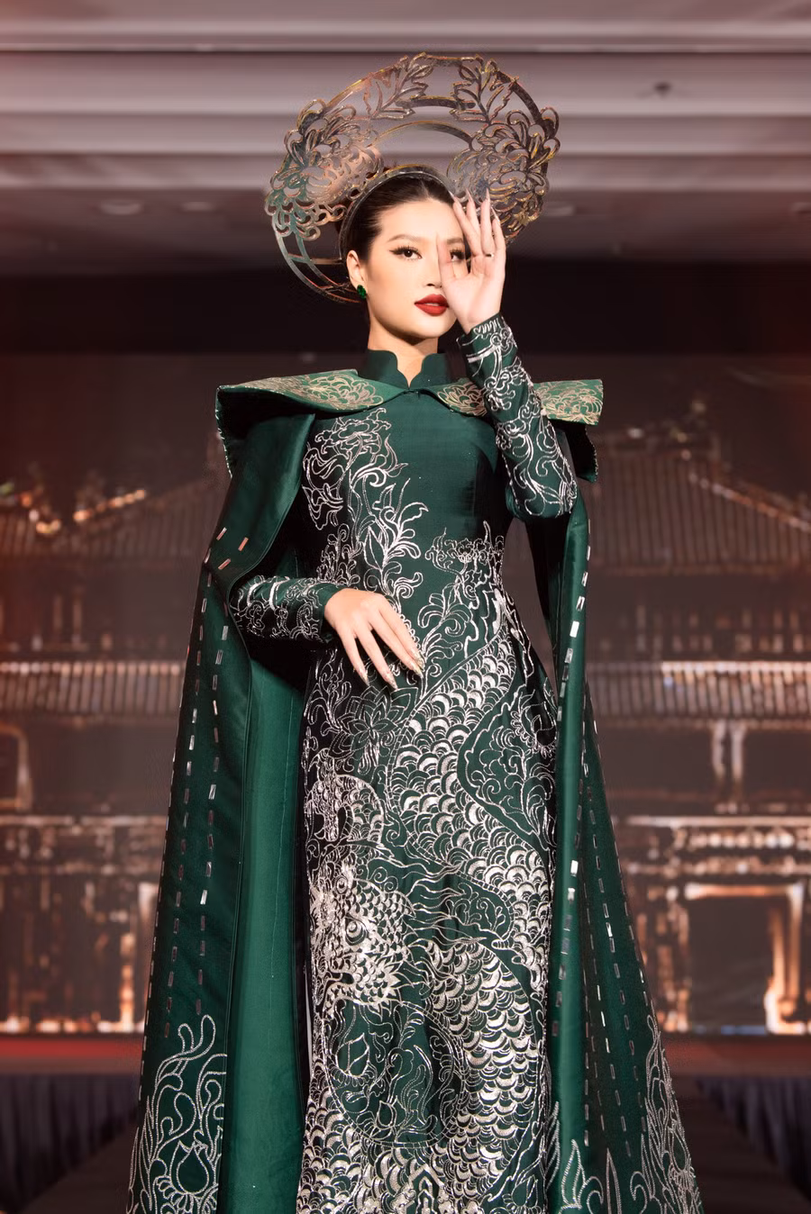 Miss Grand Vietnam 2022 Đoàn Thiên Ân mở màn với chiếc áo dài màu xanh, chất liệu lụa tơ tằm, gấm, nhung được thêu và đính kết tỉ mỉ.