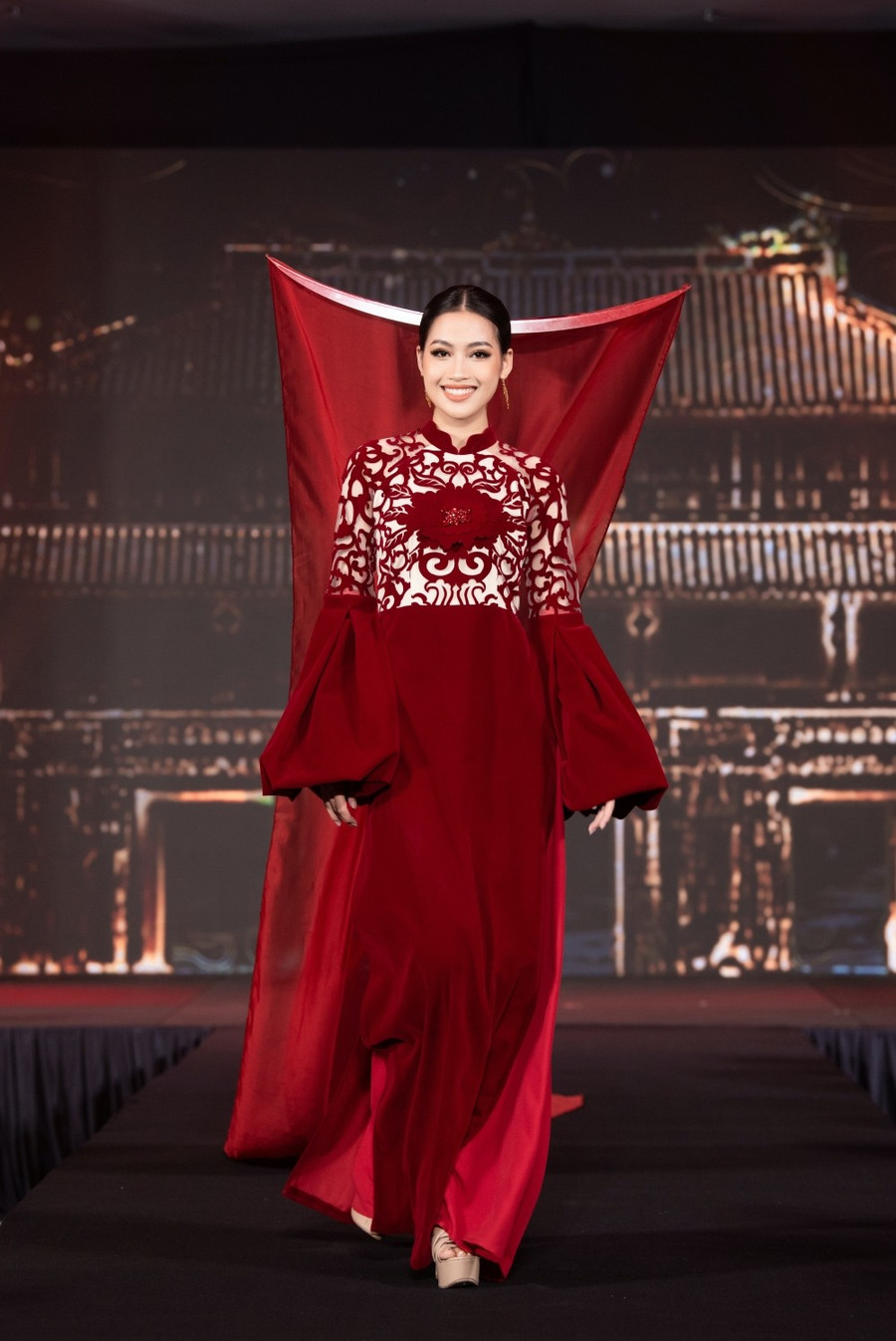 Á hậu Trần Nguyên Minh Thư.