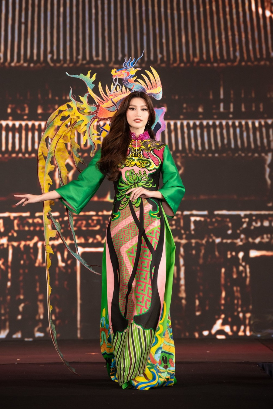 Á hậu 1 Chế Nguyễn Quỳnh Châu.