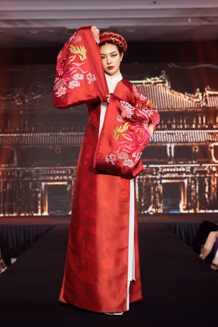 Người đẹp Bùi Lý Thiên Hương.