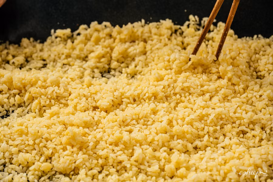 Khi xôi đã chín, lại dùng đũa để xới cho xôi tơi hạt và nguội bớt.Cuối cùng là vò lần ba nhẹ nhàng để đỗ nhuyễn áo đều vào từng hạt nếp, phần đỗ thừa cũng sẽ rơi ra, xôi mịn mướt không bị bết.