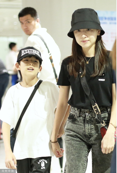 “Ngọc nữ” Đổng Khiết lộ ảnh già nua, phờ phạc khi xuất hiện cùng con trai ở sân bay ảnh 2 Đổng Khiết già nua, phờ phạc khi xuất hiện cùng con trai ở sân bay