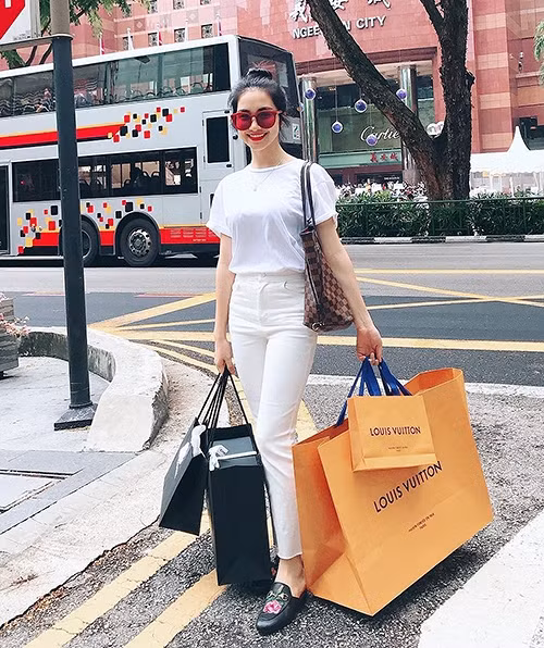 Nữ ca sĩ sở hữu nhiều mẫu túi xách hàng hiệu đến từ các thương hiệu Dior, Louis Vuitton, Gucci... có giá từ hàng chục đến hàng trăm triệu đồng.