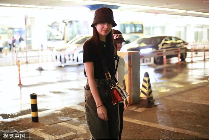 “Ngọc nữ” Đổng Khiết lộ ảnh già nua, phờ phạc khi xuất hiện cùng con trai ở sân bay ảnh 6 Đổng Khiết già nua, phờ phạc khi xuất hiện cùng con trai ở sân bay