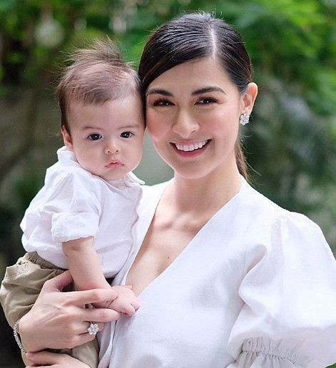 "Mỹ nhân đẹp nhất Philippines" rạng ngời bên chồng và hai con ảnh 1 "Mỹ nhân đẹp nhất Philippines" rạng ngời bên chồng và hai con ảnh 1