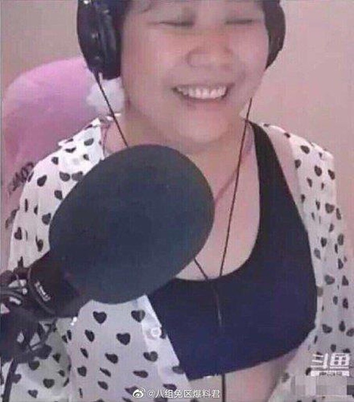 Vô tình lộ "mặt thật", nữ streamer Trung Quốc khiến fan "hết hồn" ảnh 1 Vô tình lộ "mặt thật", nữ streamer Trung Quốc khiến fan "hết hồn" ảnh 1
