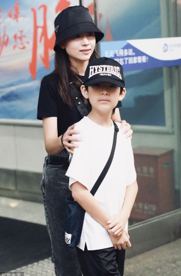 “Ngọc nữ” Đổng Khiết lộ ảnh già nua, phờ phạc khi xuất hiện cùng con trai ở sân bay ảnh 5 Đổng Khiết già nua, phờ phạc khi xuất hiện cùng con trai ở sân bay