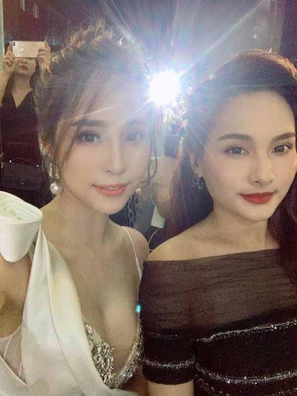 Là tình địch trên phim, phong cách của 2 cô nàng ngoài đời cũng trái ngược nhau khi Bảo Thanh diện đầm đen, đối nghịch với Quỳnh Nga.