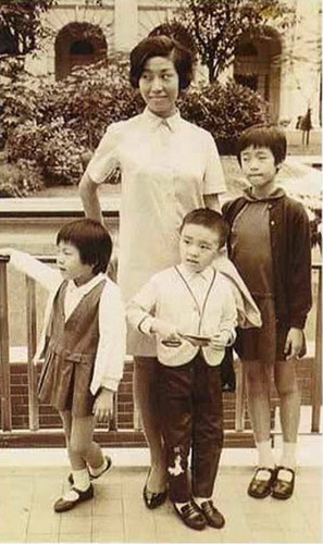 Châu Tinh Trì từng trải qua một tuổi thơ không mấy êm đềm. Khi lên 3 tuổi, cậu bé họ Châu đã thường xuyên phải chứng kiến cảnh người cha nghiện ngập đánh đập mẹ mỗi ngày. Châu Tinh Trì từng trải qua một tuổi thơ không mấy êm đềm. Khi lên 3 tuổi, cậu bé họ Châu đã thường xuyên phải chứng kiến cảnh người cha nghiện ngập đánh đập mẹ mỗi ngày.