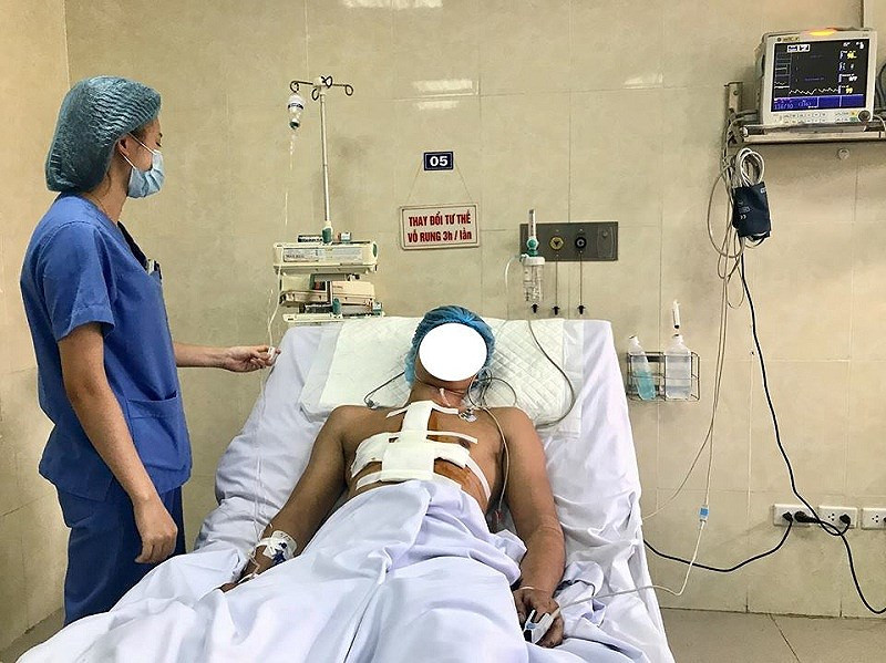 Bị bạn nhậu dùng dao nhọn tấn công thấu tim - ảnh 1