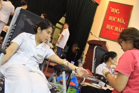 Nhân viên y tế luôn sẵn sàng hiến giọt máu của mình khi người bệnh cần