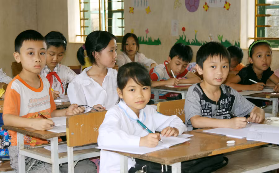 Cơ sở vật chất là điều kiện căn bản để thực hiện chương trình đổi mới (Trong ảnh: Giờ học của HS Trường TH Văn Bán, Cẩm Khê, Phú Thọ)