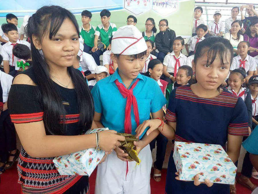 HS trung tâm TP Đà Nẵng và HS miền núi xã Hòa Bắc trao tặng quà cho nhau trong chương trình Ngày yêu thương hè 2018 HS trung tâm TP Đà Nẵng và HS miền núi xã Hòa Bắc trao tặng quà cho nhau trong chương trình Ngày yêu thương hè 2018