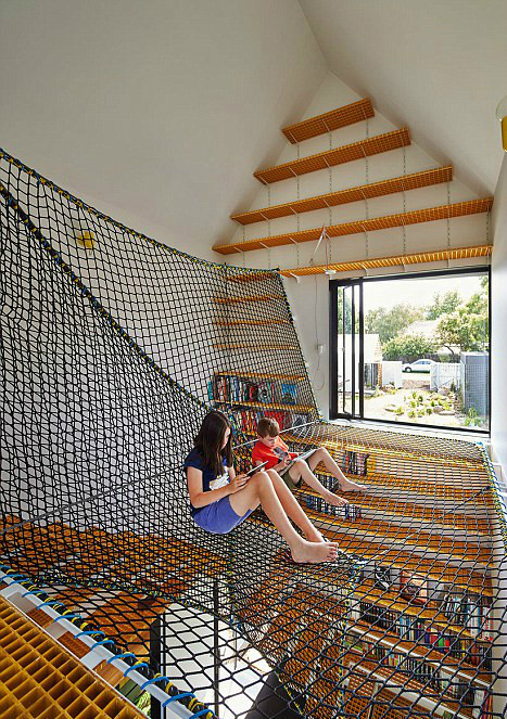 "Chúng tôi ngó sang tờ giấy của hai cậu bé, và phát hiện ra chúng không vẽ xe hơi, rồng hay lính cứu hỏa, mà là một ngôi nhà với những nét nguệch ngoạc. Và chúng tôi vỡ òa "chính là nó". Những nét vẽ gợi ra rất nhiều ý tưởng. Lũ trẻ đã đẩy thuyền ra khơi và chúng tôi chỉ việc lên đường", nhóm kiến trúc sư kể lại. Những tấm lưới treo từ sàn lên tận trần giúp bọn trẻ có thể vừa nằm đọc sách, vừa ngắm cảnh ngoài phố. Chúng tôi ngó sang tờ giấy của hai cậu bé, và phát hiện ra chúng không vẽ xe hơi, rồng hay lính cứu hỏa, mà là một ngôi nhà với những nét nguệch ngoạc. Và chúng tôi vỡ òa chính là nó. Những nét vẽ gợi ra rất nhiều ý tưởng. Lũ trẻ đã đẩy thuyền ra khơi và chúng tôi chỉ việc lên đường, nhóm kiến trúc sư kể lại.Những tấm lưới treo từ sàn lên tận trần giúp bọn trẻ có thể vừa nằm đọc sách, vừa ngắm cảnh ngoài phố.