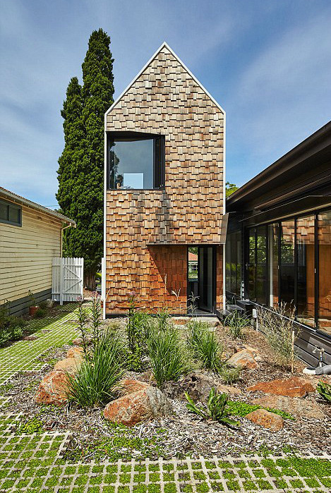 Thiết kế mở và những cánh cửa rộng để đón ánh nắng vào nhà, giảm nhu cầu sưởi ấm, làm mát. Thiết kế mở và những cánh cửa rộng để đón ánh nắng vào nhà, giảm nhu cầu sưởi ấm, làm mát.