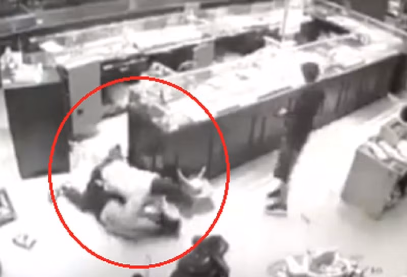 Có nên vật lộn với cướp khi chúng đột nhập vào nhà?