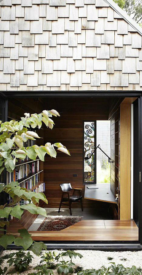 Căn nhà như một thư viện, với sách được giấu ở nhiều nơi trong vườn, khi thư giãn. Căn nhà như một thư viện, với sách được giấu ở nhiều nơi trong vườn, khi thư giãn.
