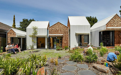 Những khoảng sân chung với cây cỏ, tiểu cảnh, là nơi nghỉ ngơi của cộng đồng hàng xóm xung quanh. Những khoảng sân chung với cây cỏ, tiểu cảnh, là nơi nghỉ ngơi của cộng đồng hàng xóm xung quanh.