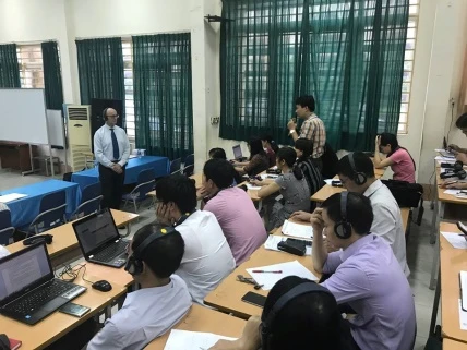 TS Ralf Muhlberger lắng nghe các cán bộ, giảng viên trường ĐH trao đổi về vấn đề Đảm bảo chất lượng ĐH 