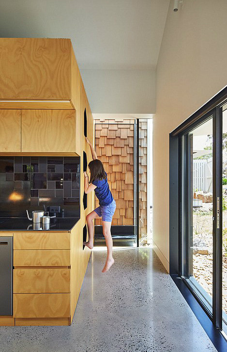 Trẻ có thể leo trèo ở nhiều nơi chúng muốn. Trẻ có thể leo trèo ở nhiều nơi chúng muốn.