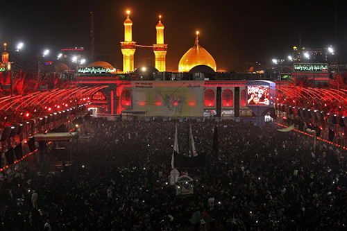 Các tín đồ Shiite làm lễ tại đền thờ Imam Hussein ở Karbala, Iraq hôm 19/9. Ảnh:AFP các tín đồ Shiite đổ về đền thờ Hussein ở Karbala, Iraq