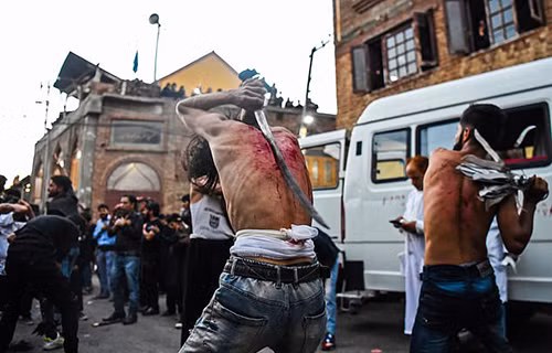 Các thanh niên dùng kiếm tự chém vào lưng trong lễ hội Ashura ở Kashmir, Ấn Độ. Ảnh: AFP