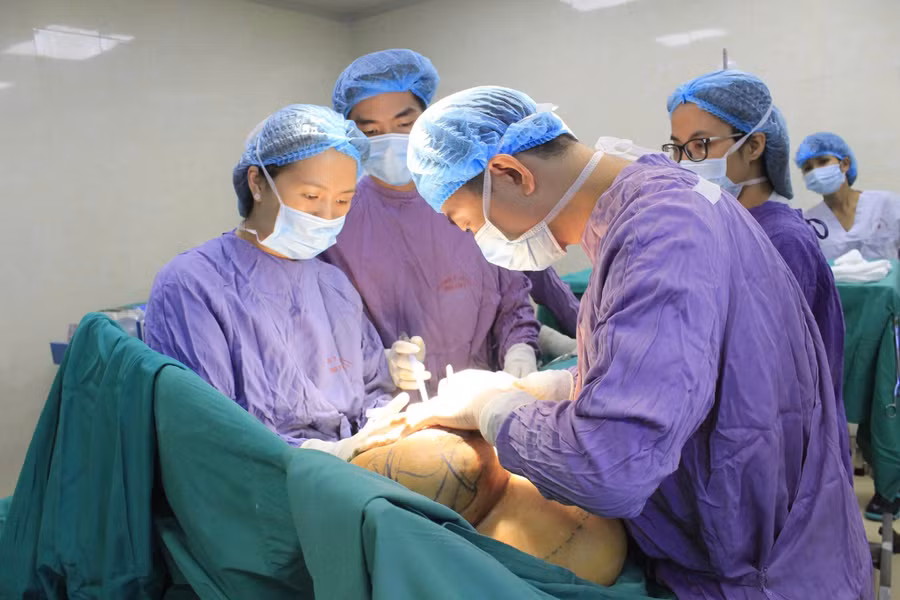 Cùng lúc, bác sĩ đã bóc tách khối u và tạo hình thành ngực cho bệnh nhân