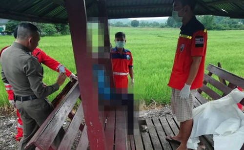 Cảnh sát làm việc tại bến xe buýt ở Chiang Mai, Thái Lan, nơi phát hiện thi thể trong tình trạng ngồi sáng sớm nay. Ảnh: Thai Rath Cảnh sát làm việc tại bến xe buýt ở Chiang Mai, Thái Lan, nơi phát hiện thi thể trong tình trạng ngồi sáng sớm nay. Ảnh: Thai Rath