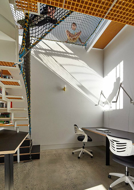 Ban đầu, khithiết kế,các kiến trúc sư nhét giấy và bút chì vào tay hai cậu bé sinh đôi, chỉđểchúng giữ trật tự trong khi người lớn bàn chuyện quan trọng. Sau nhiều lần thảo luận, gia chủ và công ty đi đến một ngôi nhà như những cái hang thỏ. "Chúng tôirối tung, mệt mỏi", các kiến trúc sư kể. Ban đầu, khithiết kế,các kiến trúc sư nhét giấy và bút chì vào tay hai cậu bé sinh đôi, chỉđểchúng giữ trật tự trong khi người lớn bàn chuyện quan trọng. Sau nhiều lần thảo luận, gia chủ và công ty đi đến một ngôi nhà như những cái hang thỏ. Chúng tôirối tung, mệt mỏi, các kiến trúc sư kể.