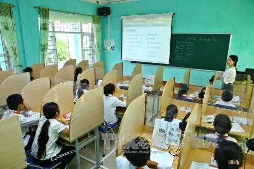 Học sinh THCS trong phòng thực hành ngoại ngữ Học sinh THCS trong phòng thực hành ngoại ngữ