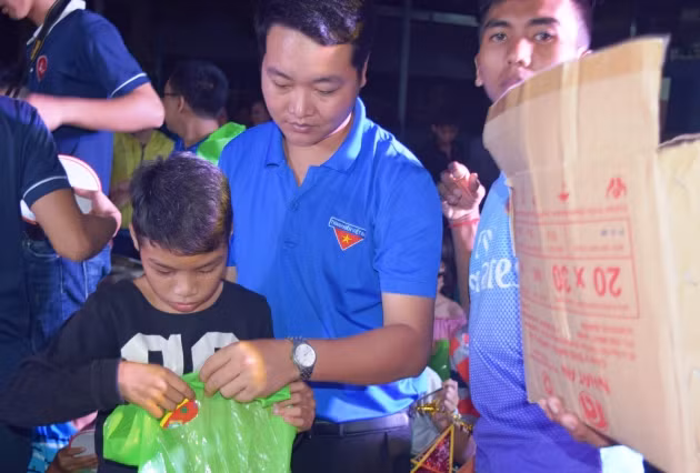 Các tổ chức, cá nhân phối hợp với nhà trường tổ chức tặng quà Trung thu cho trẻ em thiệt thòi