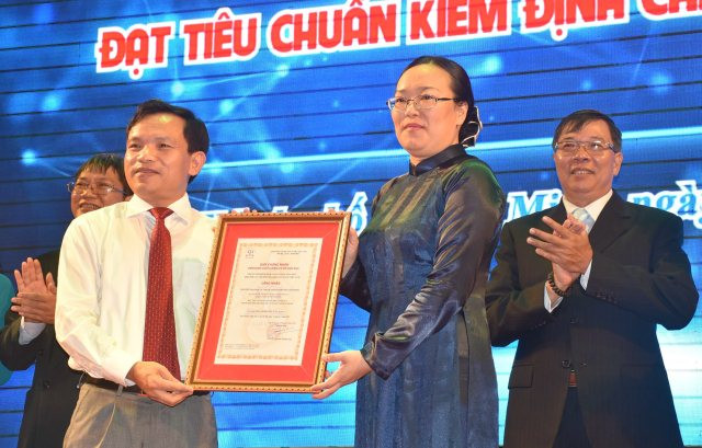 PGS.TS Mai Văn Trinh - Cục trưởng Cục Quản lý chất lượng (Bộ GD&ĐT) trao Giấy chứng đạt tiêu chuẩn chất lượng GD cho TS Nguyễn Thị Minh Hồng - Hiệu trưởng nhà trường