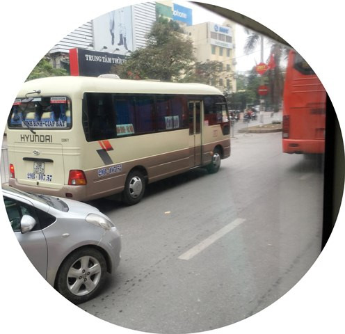 Cảnh xe xếp hàng đón khách trên phố Kim Đồng (Ảnh chụp từ một chuyến xe khách khác)