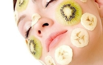 Đối với da mặt, có thể dùng các loại hoa quả như: dưa chuột, cà chua, củ đậu,... có tác dụng dưỡng da, chứa nhiều bổ sung độ ẩm cho da, giữ được làn da mềm mại trong mùa đông lạnh giá.