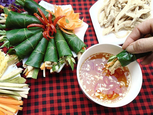 Cách làm món nem tai cuốn lá sung ngon, giòn