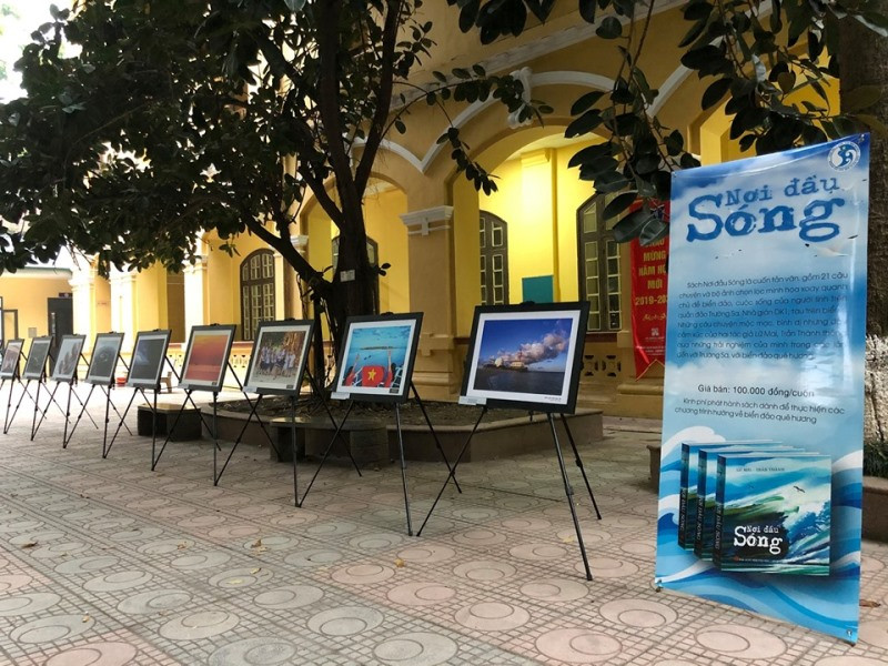 Các bức ảnh về biển đảo được trưng bày trang trọng tại sân trường. Các bức ảnh về biển đảo được trưng bày trang trọng tại sân trường.