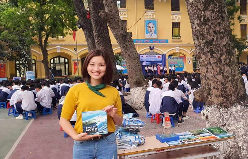 Nhà văn - Nhà báo Lữ Mai giới thiệu sách "Nơi đầu sóng" tại trường THPT Phan Đình Phùng Nhà văn - Nhà báo Lữ Mai giới thiệu sách "Nơi đầu sóng" tại trường THPT Phan Đình Phùng