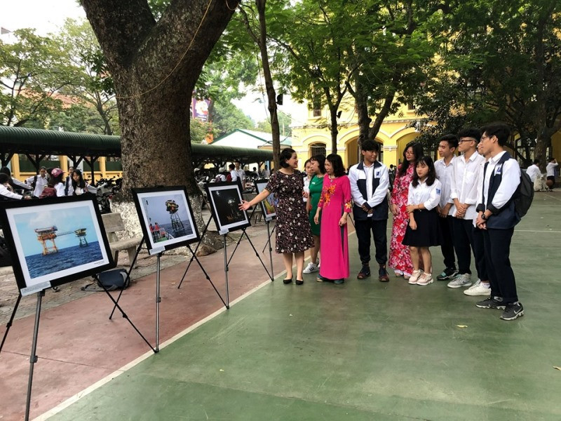 Giáo viên và học sinh trường THPT Phan Đình Phùng thưởng thức các bức ảnh về biển đảo. Giáo viên và học sinh trường THPT Phan Đình Phùng thưởng thức các bức ảnh về biển đảo.