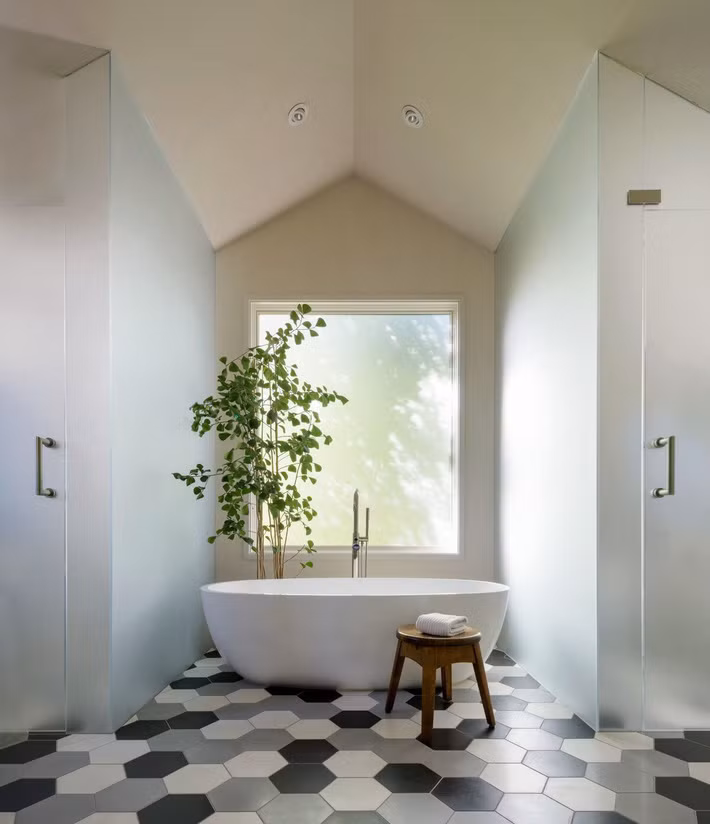 Chang-the-kim-long-truoc-nhung-mau-phong-tam-nho-nhan-lai-sach-mat-nay (1)