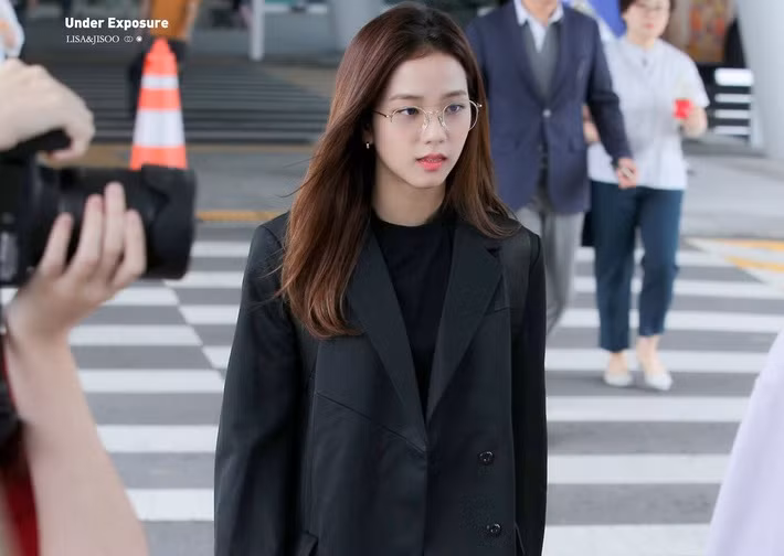 Jisoo lại chọn diện phiên bản màu đen theo phong cách giấu quần.