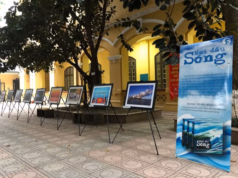 Các bức ảnh về biển đảo được trưng bày trang trọng tại sân trường.