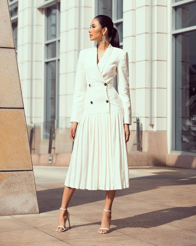 1 mẫu váy lọt mắt xanh của cùng lúc 4 nàng Hậu: Thực sự phải cân não xem ai đẹp hơn ảnh 4 1 mẫu váy lọt mắt xanh của cùng lúc 4 nàng Hậu: Thực sự phải cân não xem ai đẹp hơn ảnh 4