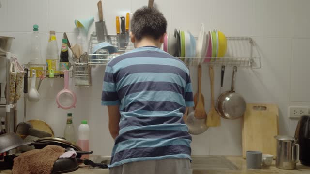 Mục tiêu của bạn là con có thể hoàn thành tất cả công việc nhà mà không cần bất kỳ lời nhắc nhở nào. (Ảnh: ITN)