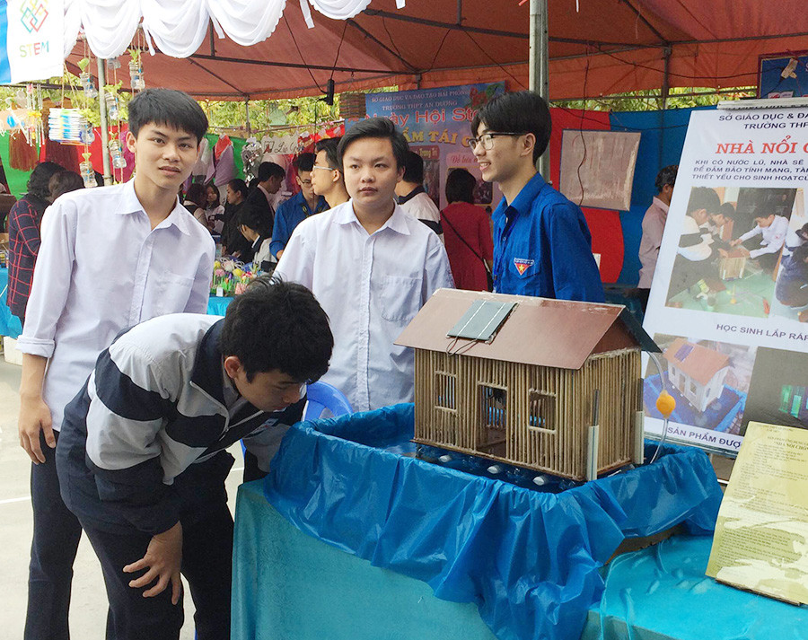 Trưng bày mô hình Nhà nổi chống lũ Trưng bày mô hình Nhà nổi chống lũ