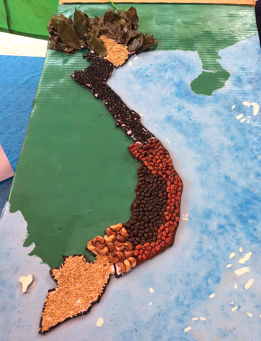 Mô hình bản đồ nông sản Việt Nam bằng vật liệu tái chế