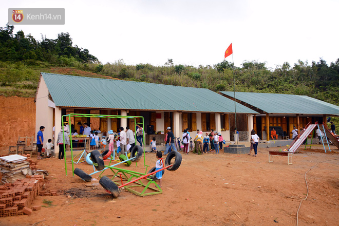 Thương lũ trẻ co ro trong "lớp học chuồng heo", chàng kĩ sư điện ở Đà Nẵng suốt 6 năm miệt mài kêu gọi xây 7 ngôi trường vùng cao - Ảnh 8. Thương lũ trẻ co ro trong "lớp học chuồng heo", chàng kĩ sư điện ở Đà Nẵng suốt 6 năm miệt mài kêu gọi xây 7 ngôi trường vùng cao - Ảnh 8.